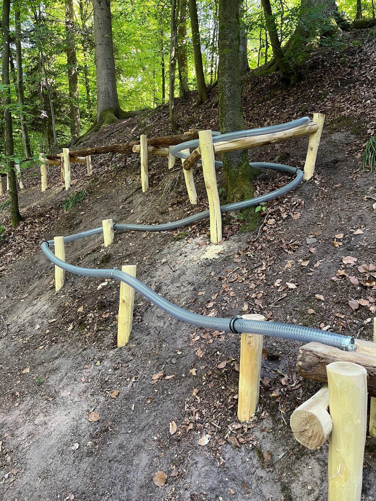 Serpentine aus Wellrohr, in den Hang gebaut – Waldmurmelbahn am Murrhardter Feenpfad